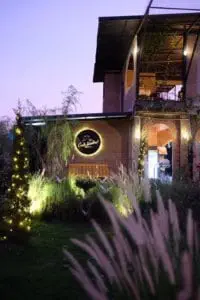 Cafe Laura Bar & Restaurant (สระบุรี) 1